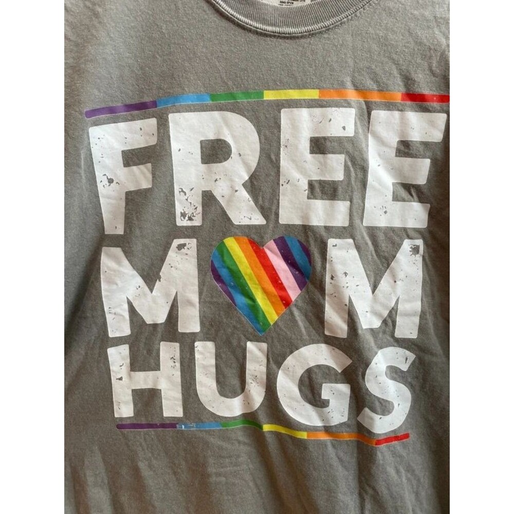 Free Mom Hugs Shirt
